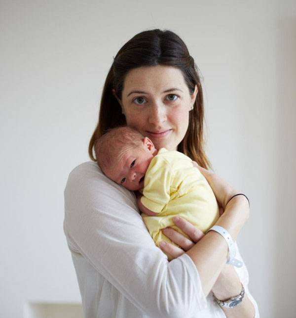 Как держать новорожденного ребенка столбиком после кормления