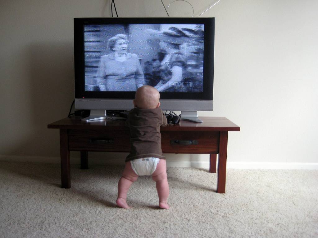 В каком возрасте можно смотреть телевизор ребенку? влияние телевизора