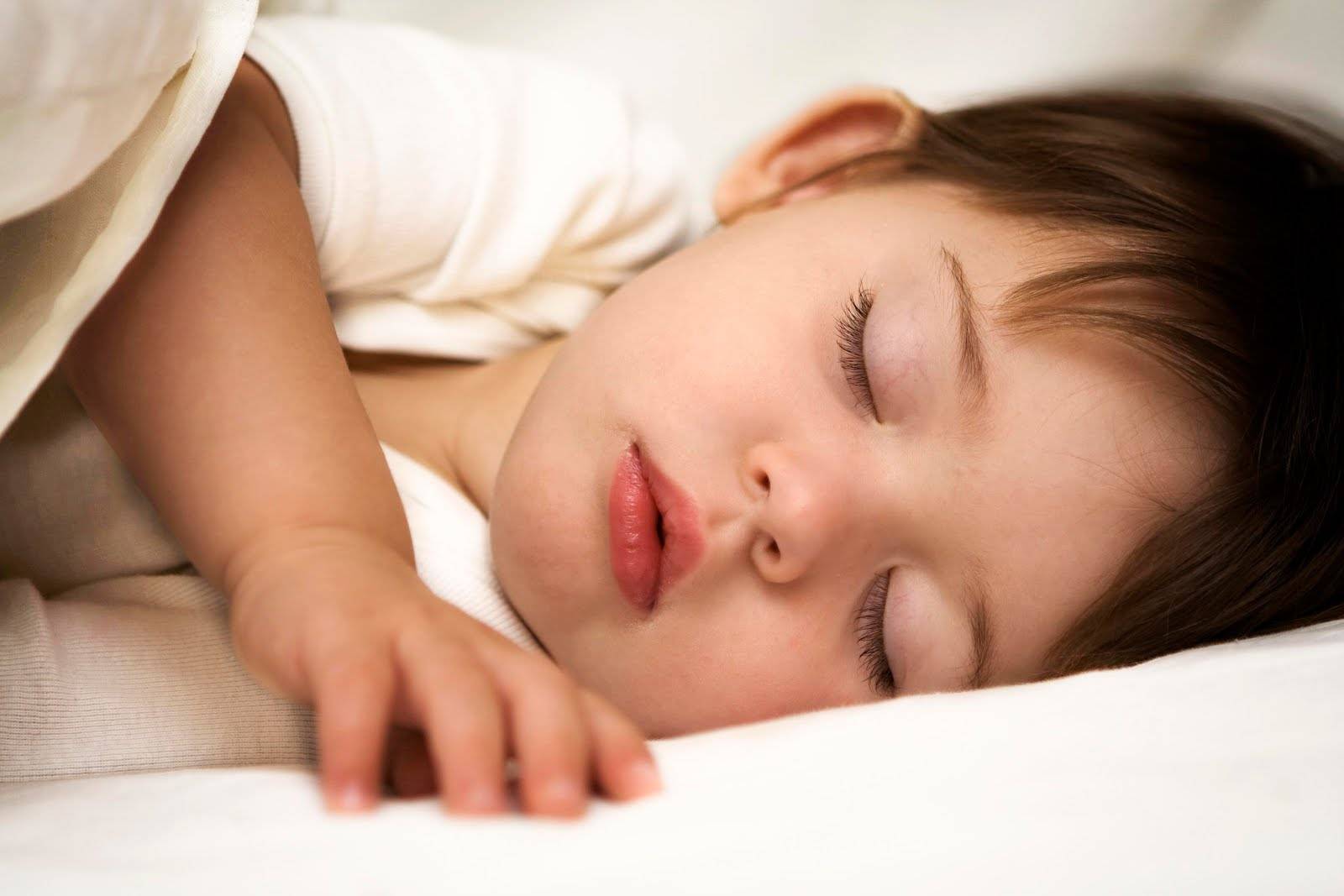 Почему ребенок спит с приоткрытыми глазами, какие могут быть причины?