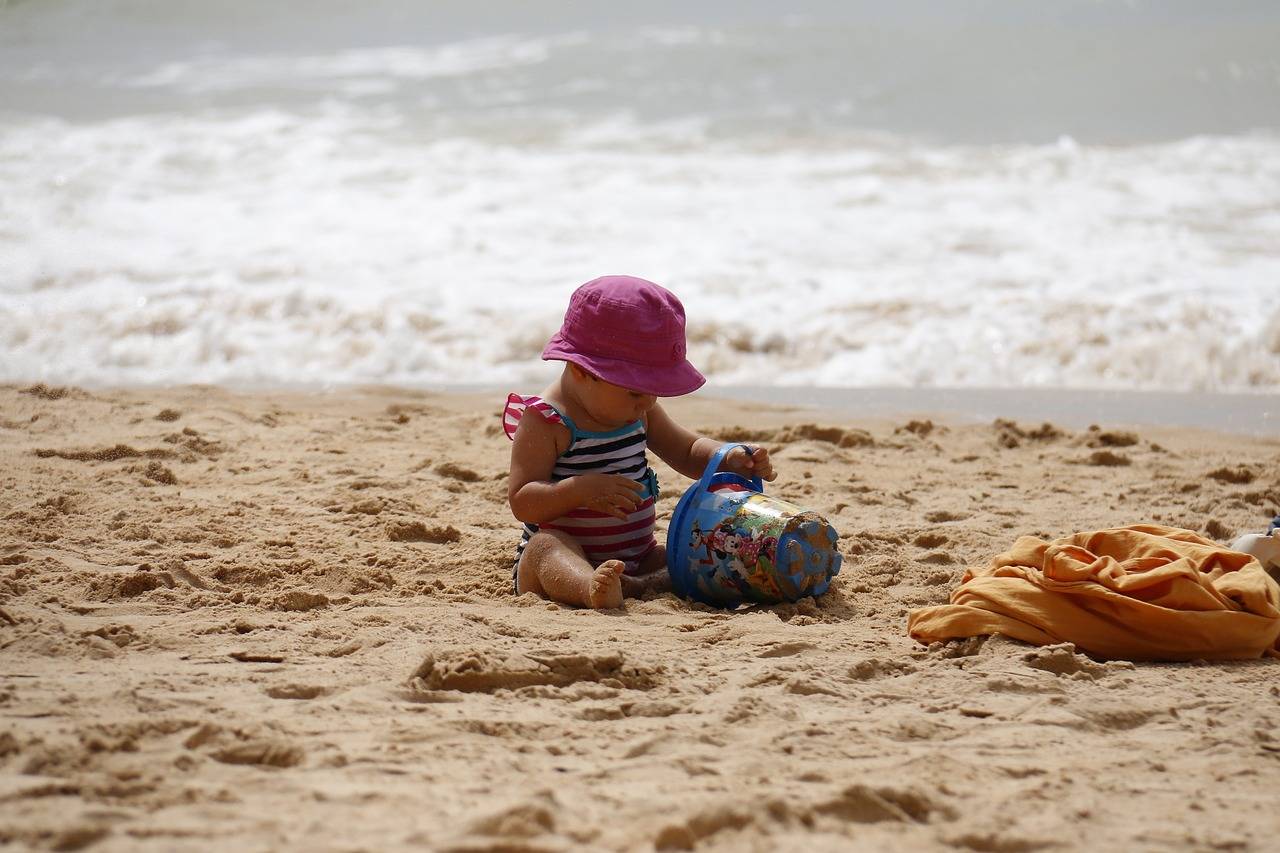 С какого возраста можно вывозить грудного ребенка на море: первый отдых с годовалым малышом, список вещей в поездку