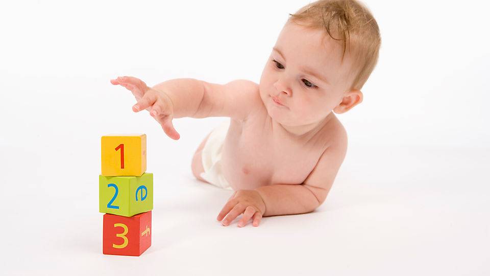 Развитие ребенка в 5 месяцев: развитие и уход за мальчиком и девочкой