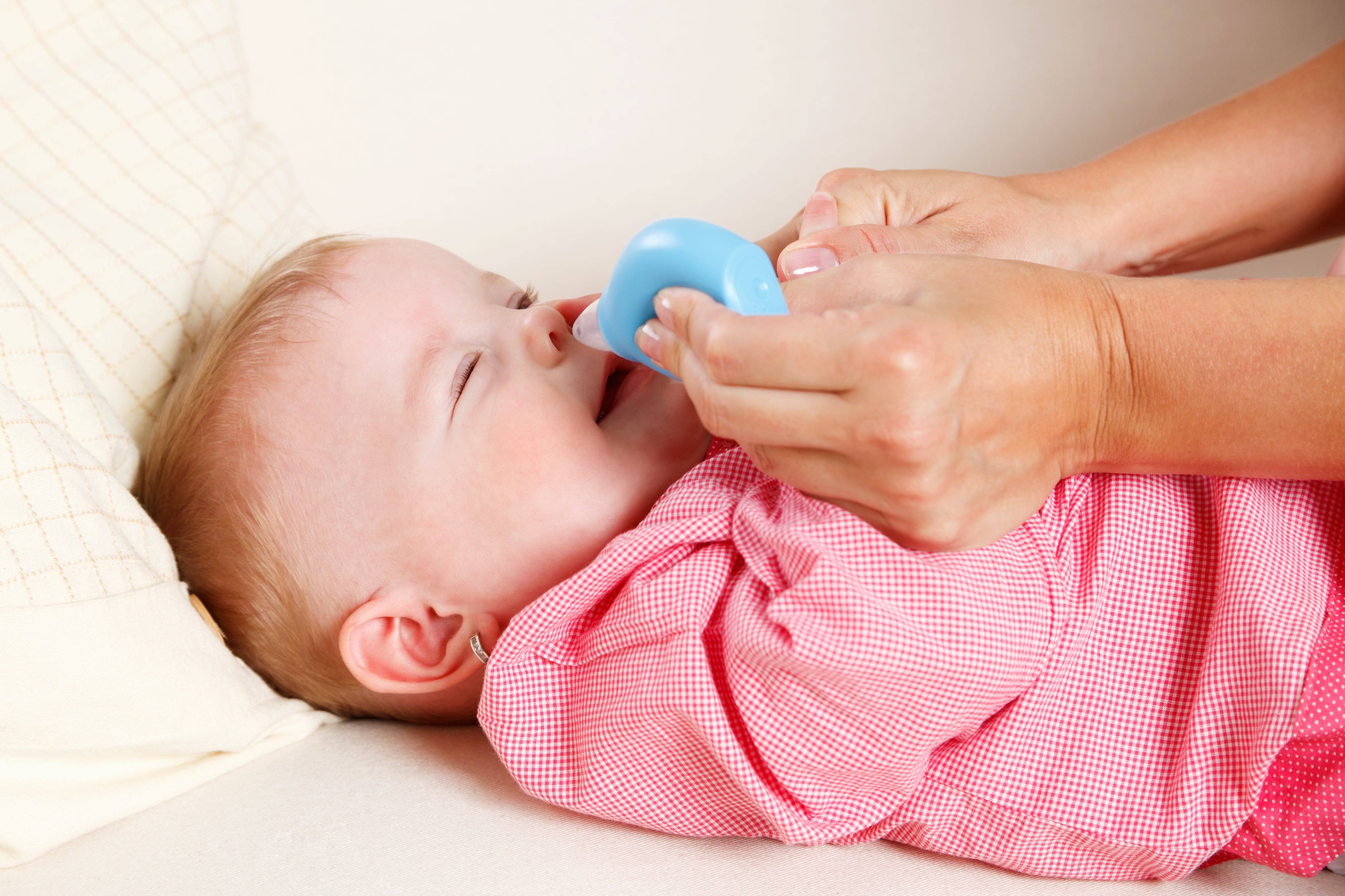 Как бережно почистить носик малышу — используем аспиратор