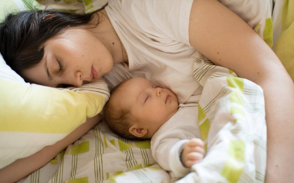 Как уложить новорожденного спать: способы укачать новорожденного, во сколько лучше укладывать