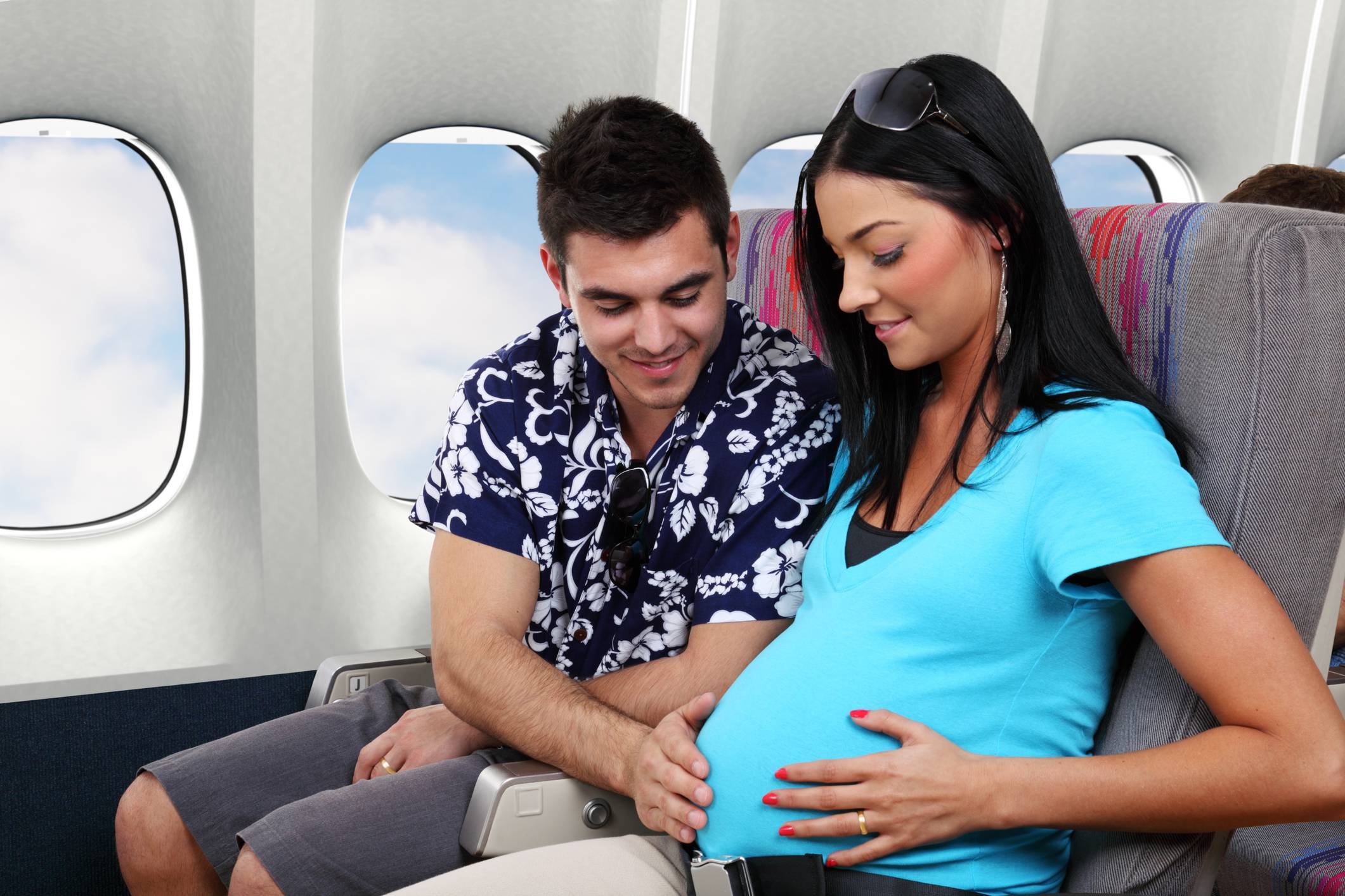 Можно ли беременным летать на самолете: на каких триместрах полеты запрещены и почему