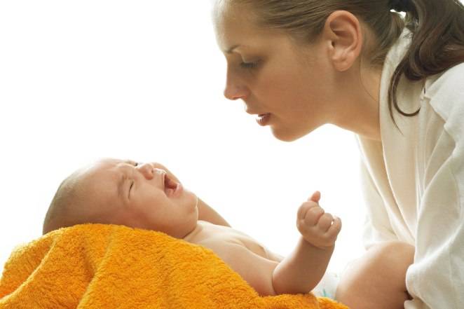 Икота у новорожденных после кормления: причины, что делать, как помочь