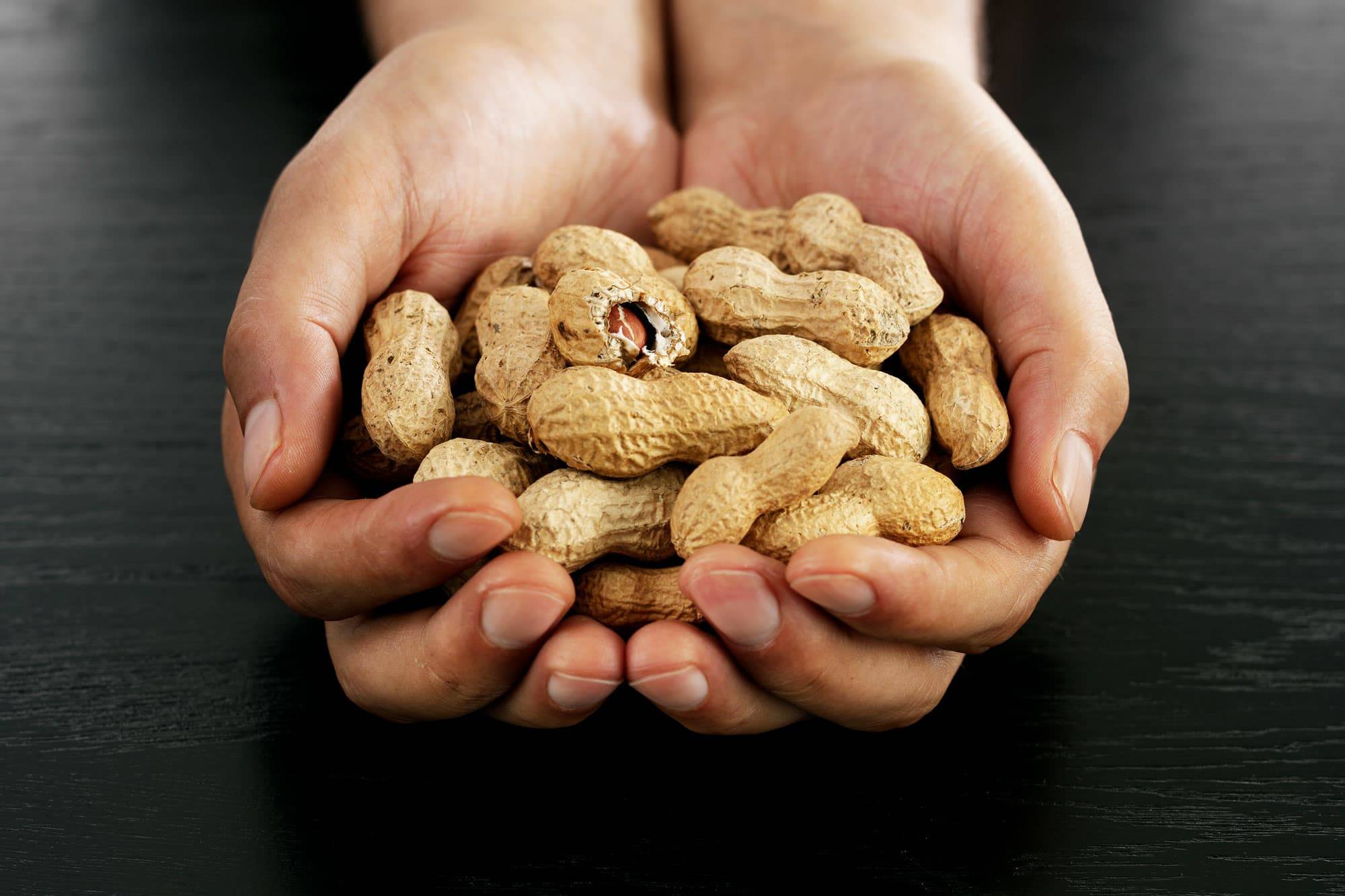 Можно ли употреблять арахис при беременности: перевесит ли польза орехов возможные риски?