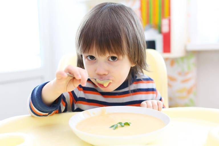 Ребенок не ест суп: чем заменить первые блюда