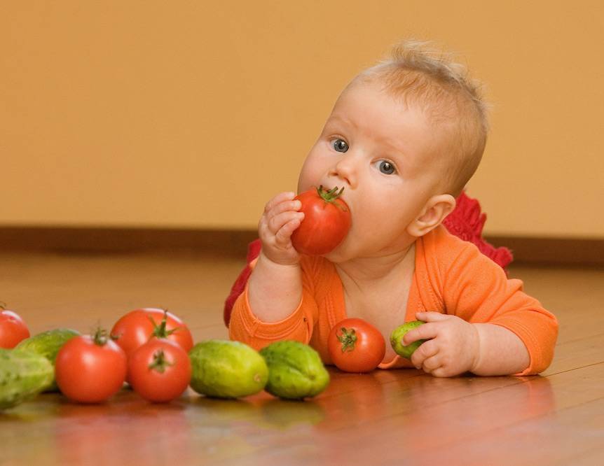 Красный и аллергенный — с какого возраста можно давать ребенку помидоры