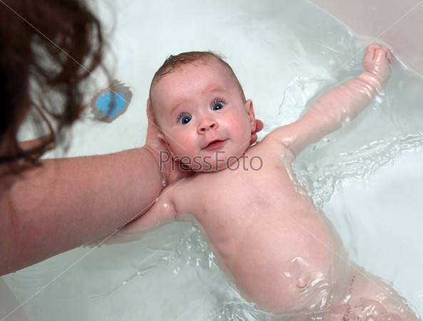 Вопрос заботливой мамы: чем мыть ванну перед купанием грудничка?