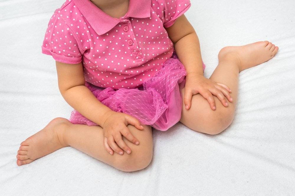Ограниченность движений в тазобедренном суставе: легко заметить во время пеленания или переодевания, ножки ребенка «не раскрываются»