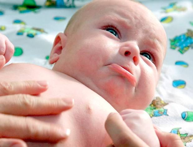 Почему у новорожденного ребенка трясется подбородок и нижняя губа, дрожат ручки и ножки: все о треморе у младенцев