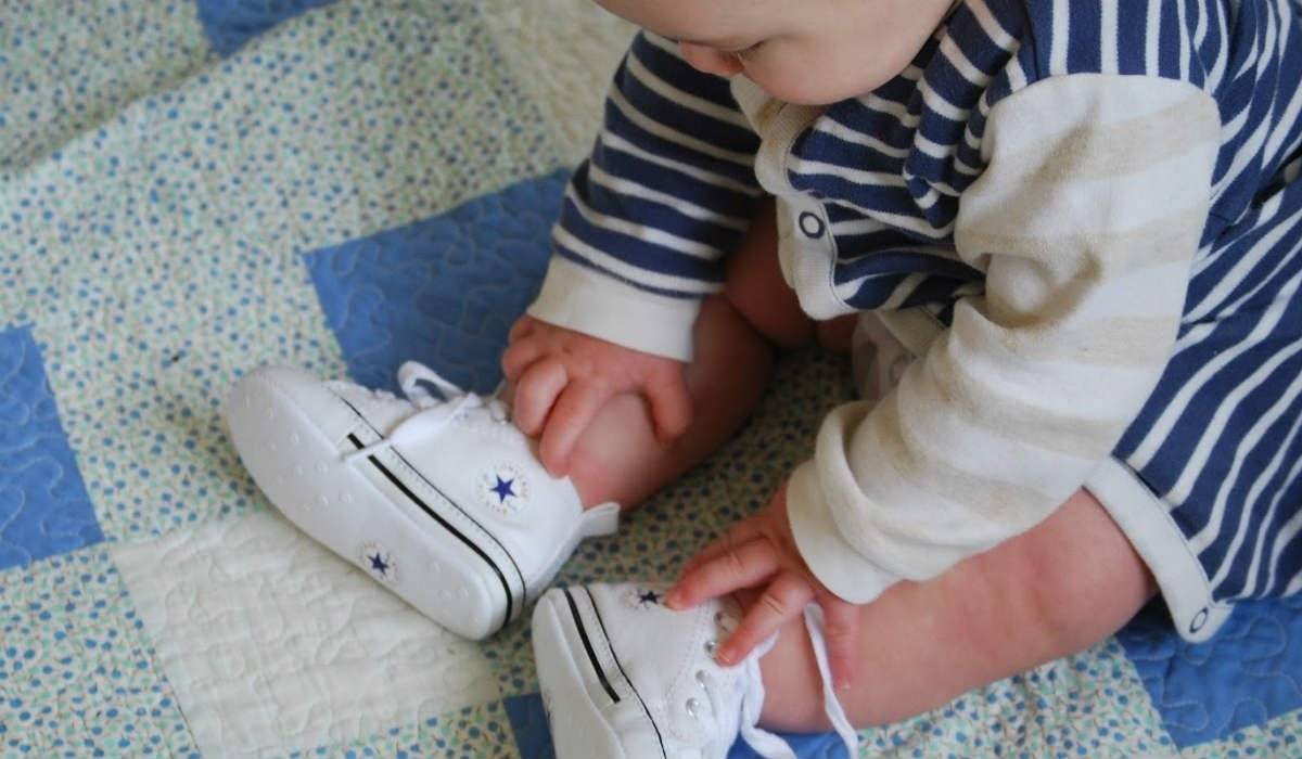 Как правильно выбрать первую обувь малышу
