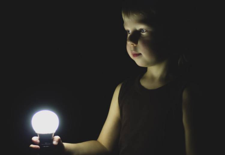Как помочь ребенку преодолеть страх темноты?