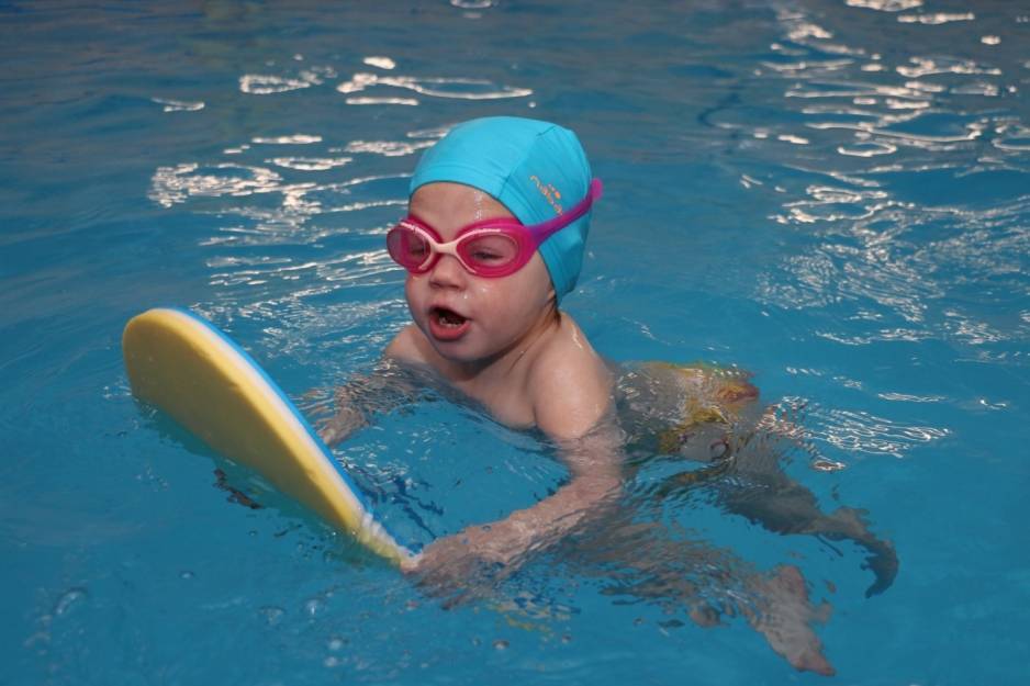 Когда детей нужно учить плавать?
