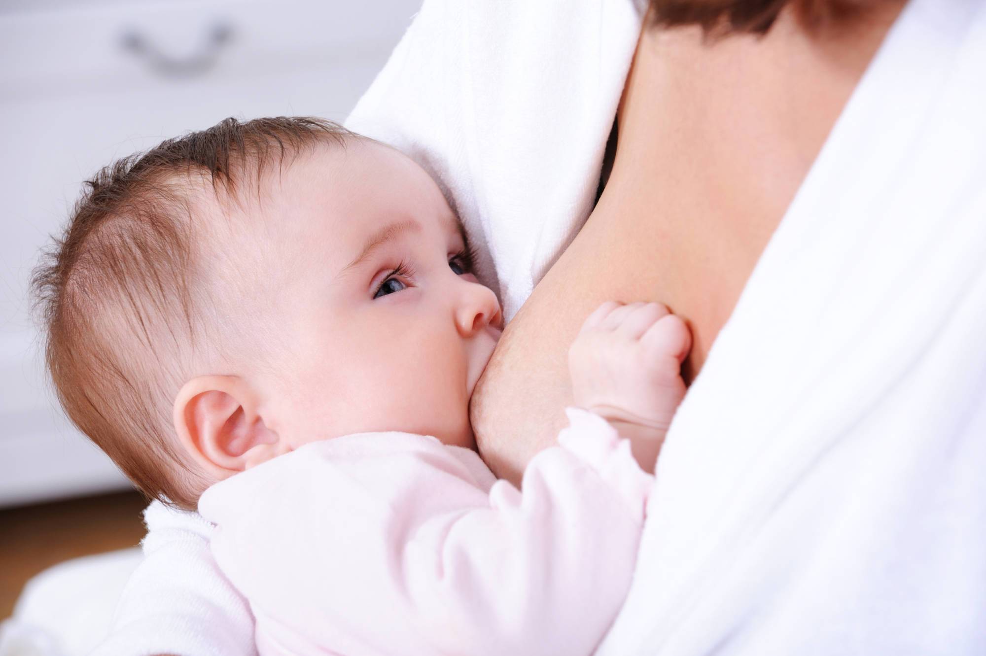 Ослабление глотательного или сосательного рефлекса у младенца