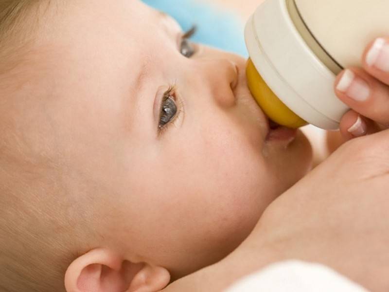 Можно ли давать две смеси одновременно грудничку или нормально кормить ребенка двумя смесями одновременно