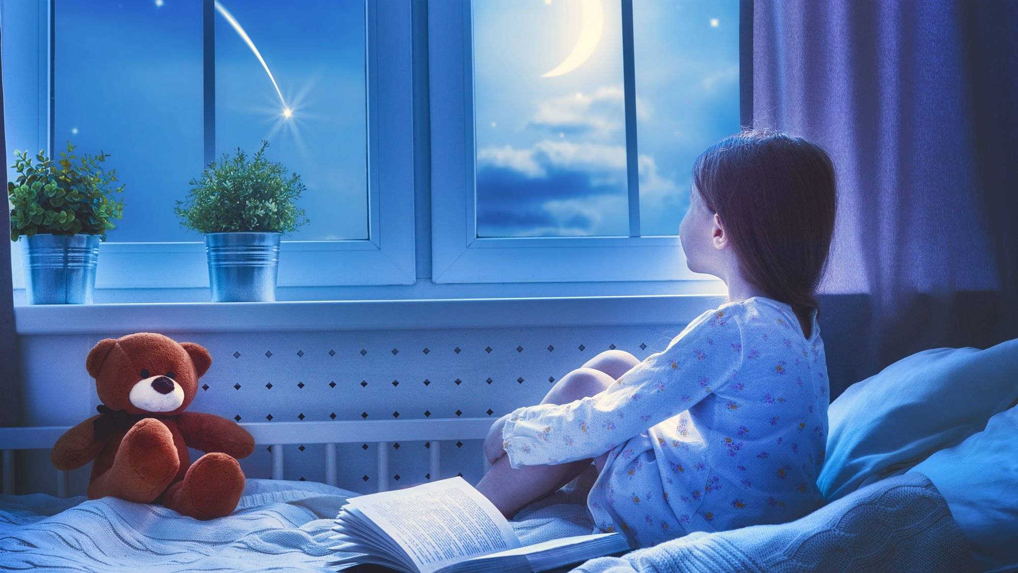 Включи успокаивающие сны. Девочка у окна. Маленькая девочка у окна. Мальчик и девочка у окна. Мечтать перед сном.