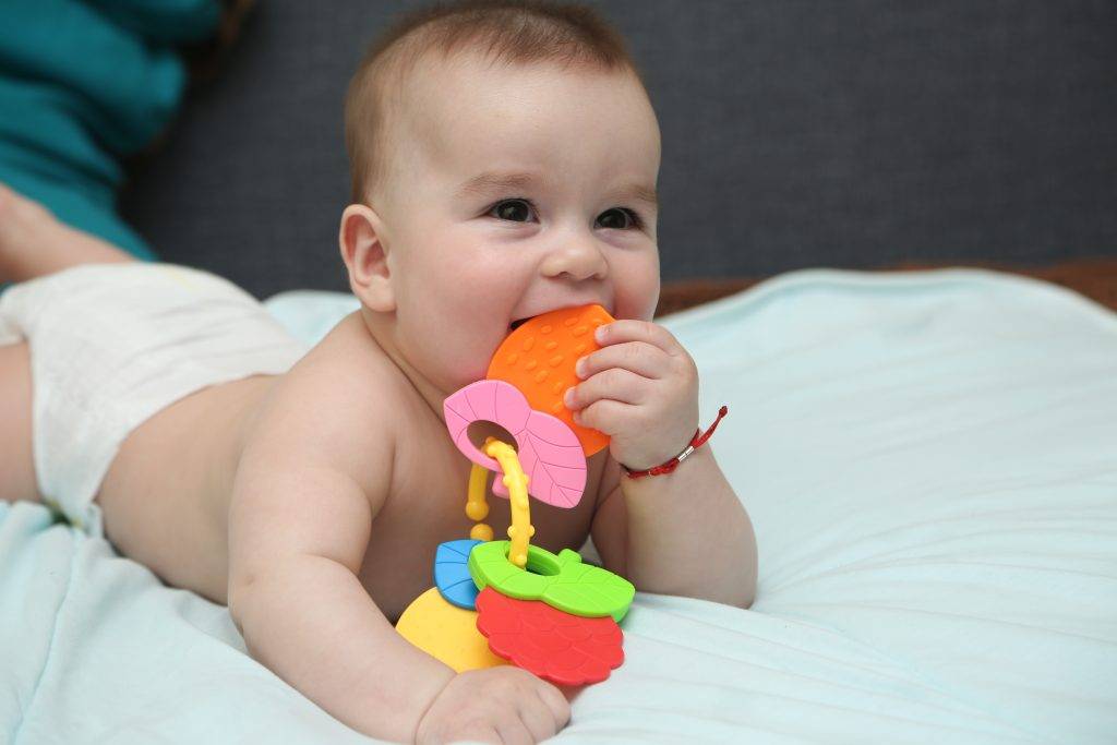 Игрушки-погремушки для новорожденных: 7 правил выбора, разновидности, рекомендации психолога