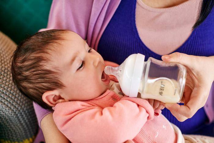 Как правильно кормить ребенка из бутылочки: правила и рекомендации