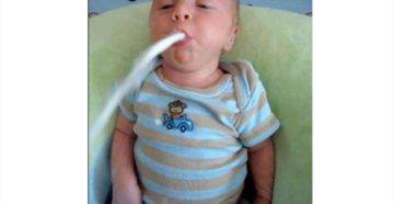 Ребенок срыгивает фонтаном после кормления, смесью или грудным молоком | prof-medstail.ru