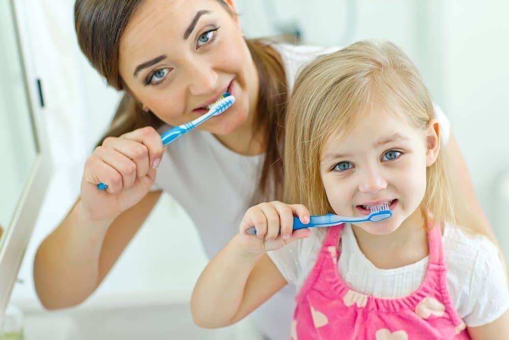 Как правильно чистить зубы детям: когда начинать гигиену рта малышу, а также с какого возраста можно применять пасту, уход до 1 года и далее