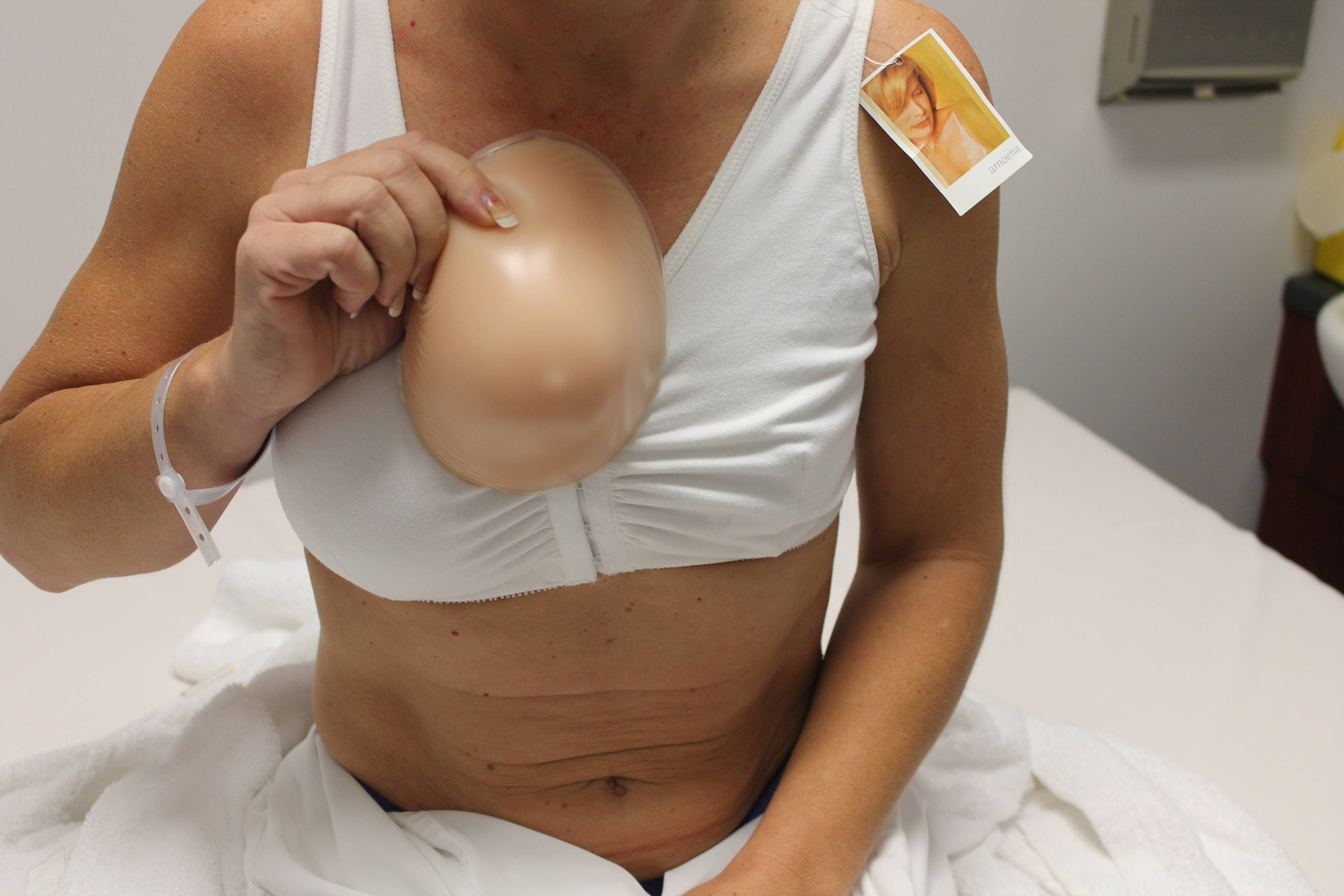 Как часто необходимо менять импланты в груди после ее увеличения.