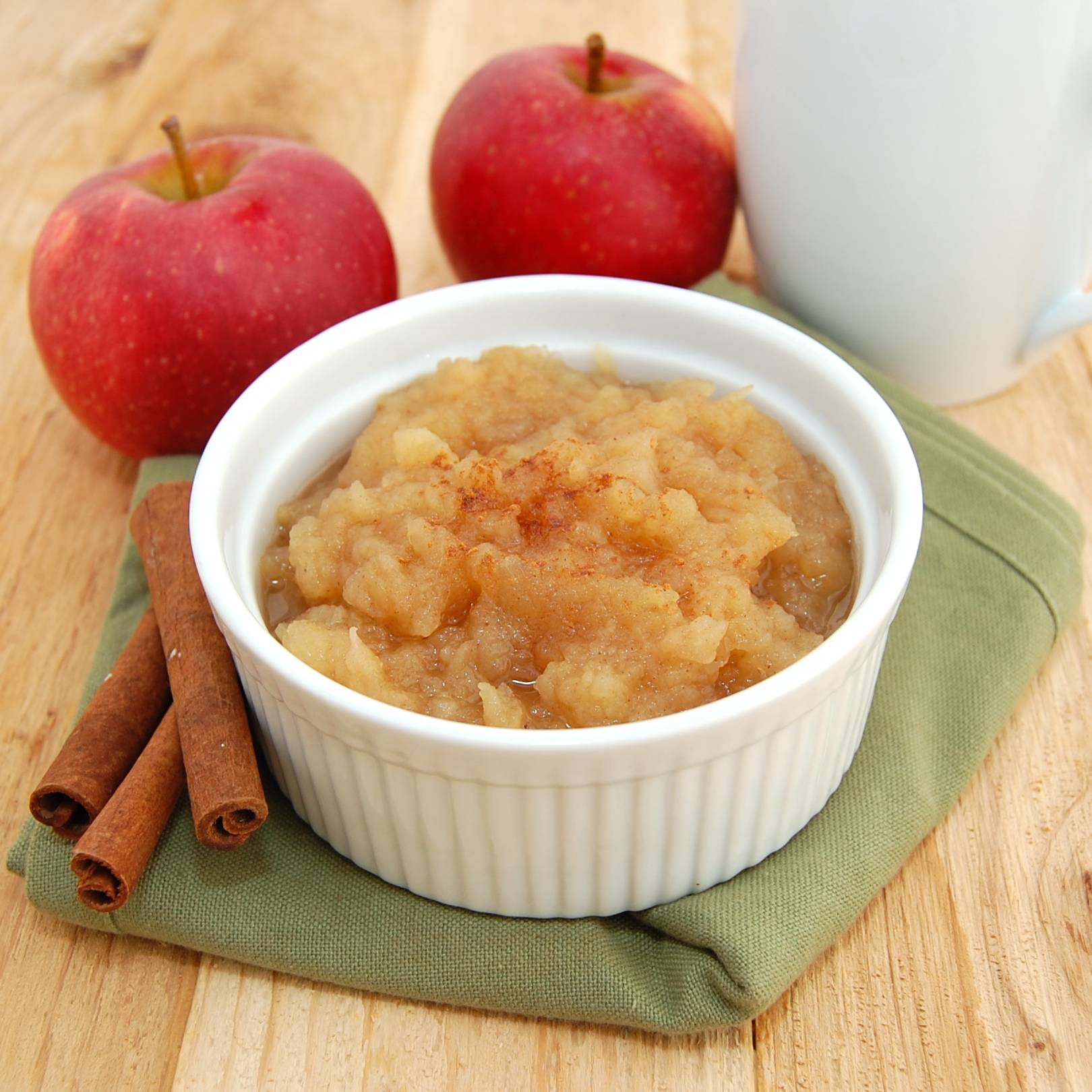 Яблочное пюре: полезный прикорм для младенцев в любое время года