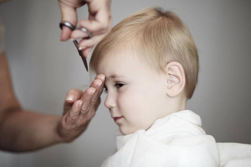 Можно ли стричь ребенка до года 1, стоит или нет подстригать волосы младенцу по приметам, почему говорят, что нельзя, как нейтрализовать поверье для малыша?