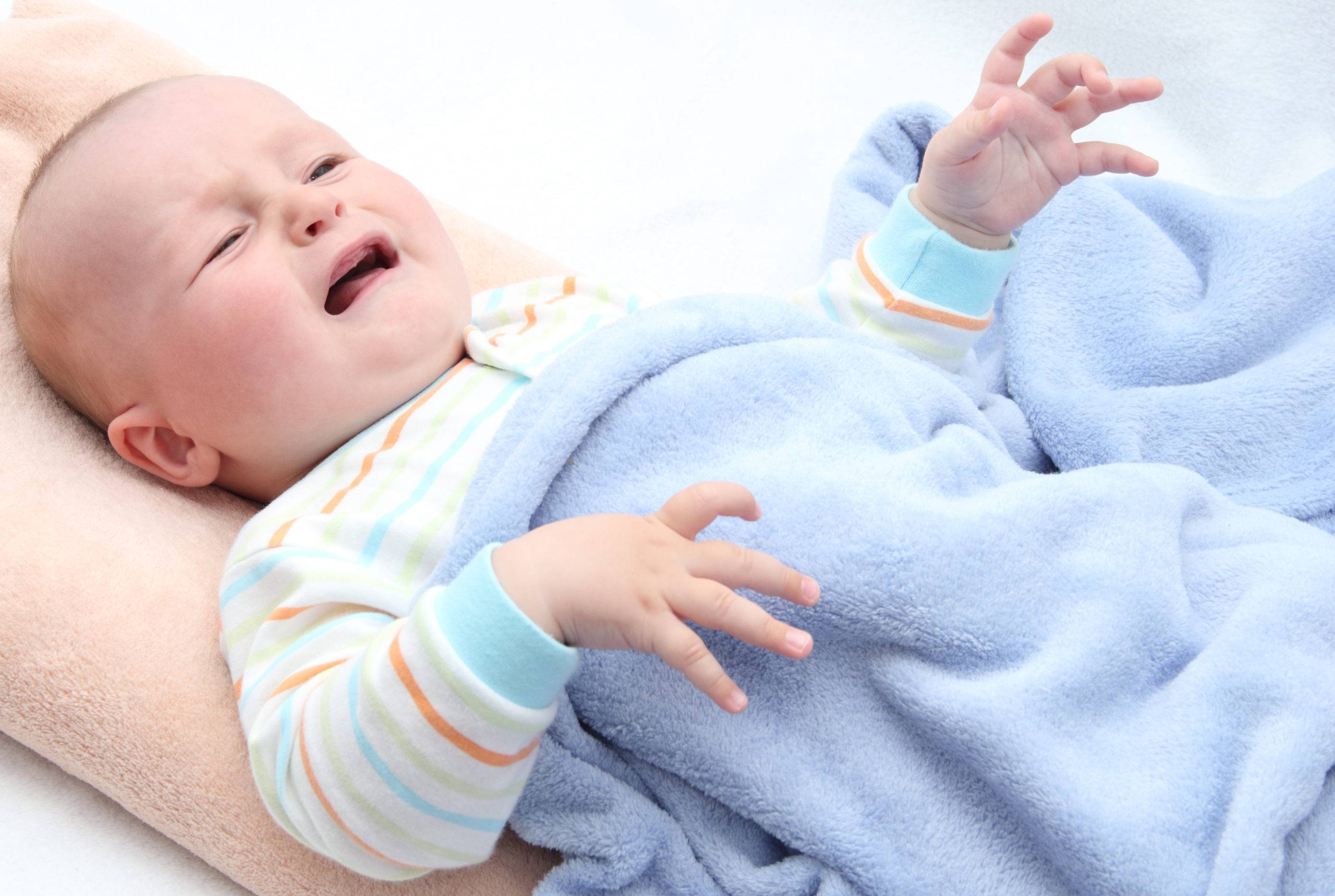 Ребенок во сне дергается всем телом, руками и ногами: причины, что делать