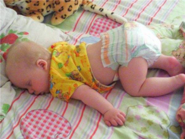 Ребенок во сне переворачивается на живот и просыпается – советы комаровского