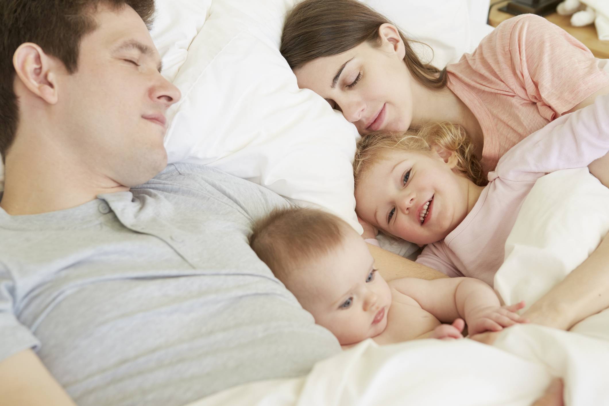 Совместный сон с ребенком: за и против, как отучить ребенка спать с мамой