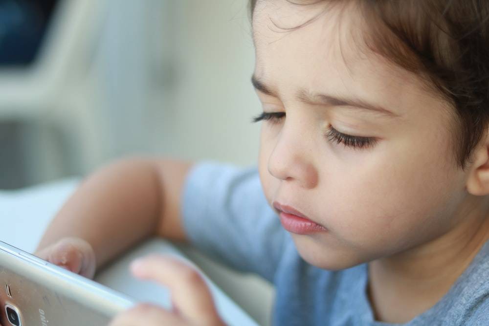 Телефонная зависимость у ребёнка: как с этим бороться