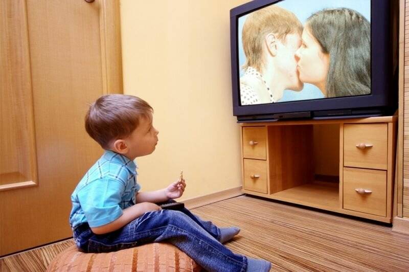 С какого возраста можно ребенку смотреть телевизор