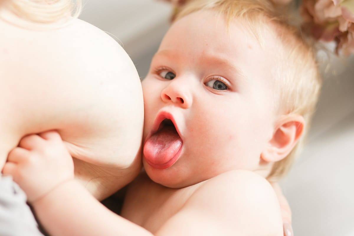 Что делать, если ребенок кусает грудь при кормлении - onwomen.ru