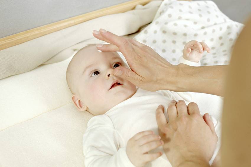 У новорождённого шелушится кожа: выясняем причины