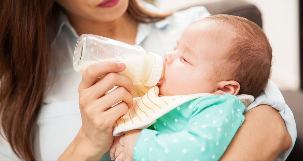 Почему ребенок икает после кормления грудным молоком