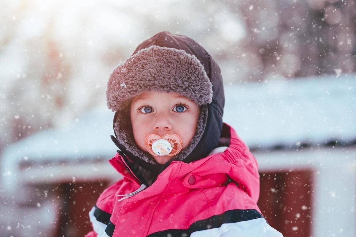 Как понять, что малышу холодно? как проверить, не замерз ли ребенок во время прогулки?