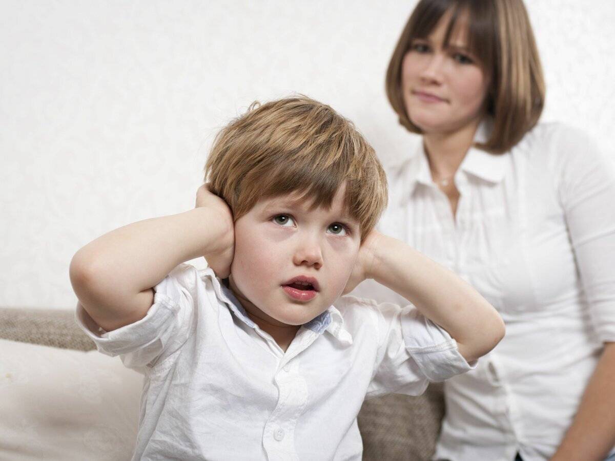 Ребёнок не слушается, дерется, истерит, а ему всего 2 года, какие меры предпринять и что делать? советы психологов и опытных мам