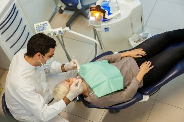 Чистка зубов air flow: принцип работы, преимущества и противопоказания – статьи стоматологической клиники «доктор мартин»