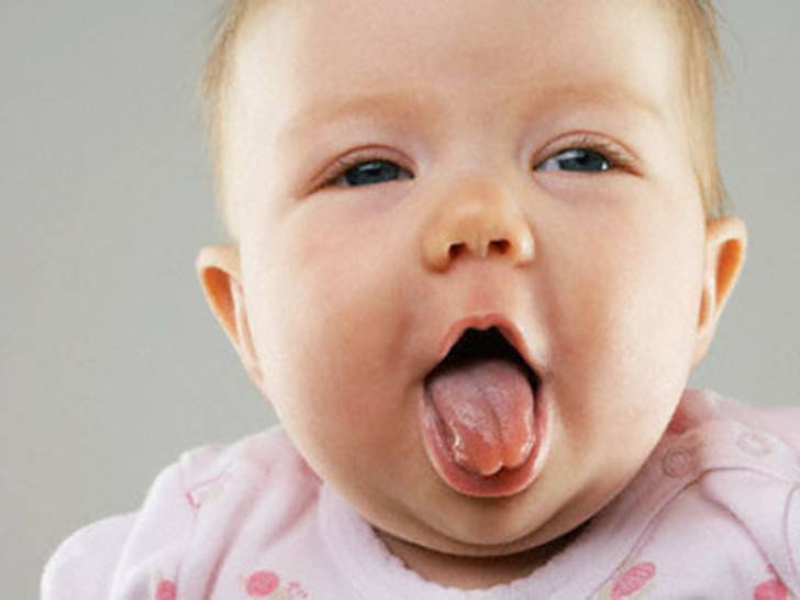 Белый налет на языке у грудничка и ребенка старшего возраста: почему появляется, что делать?