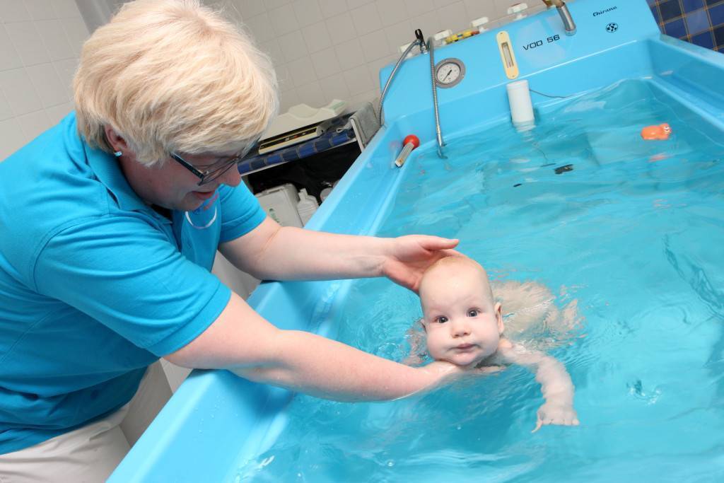 Грудничковое плавание, когда начинать обучать раннему плаванию детей до года