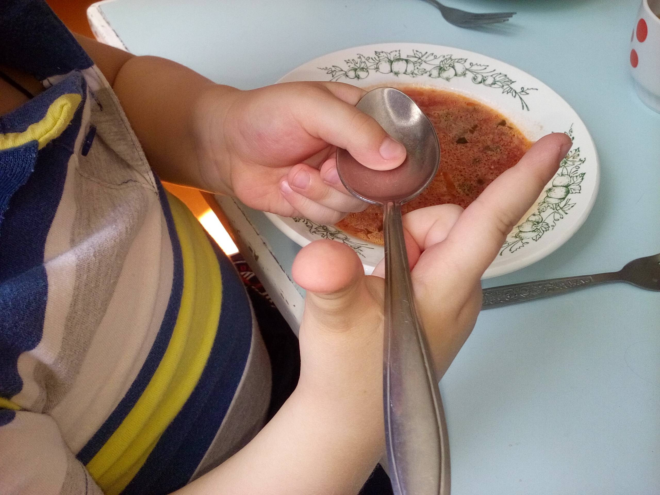 Как научить ребенка есть ложкой самостоятельно — когда учить кушать детей, рекомендации