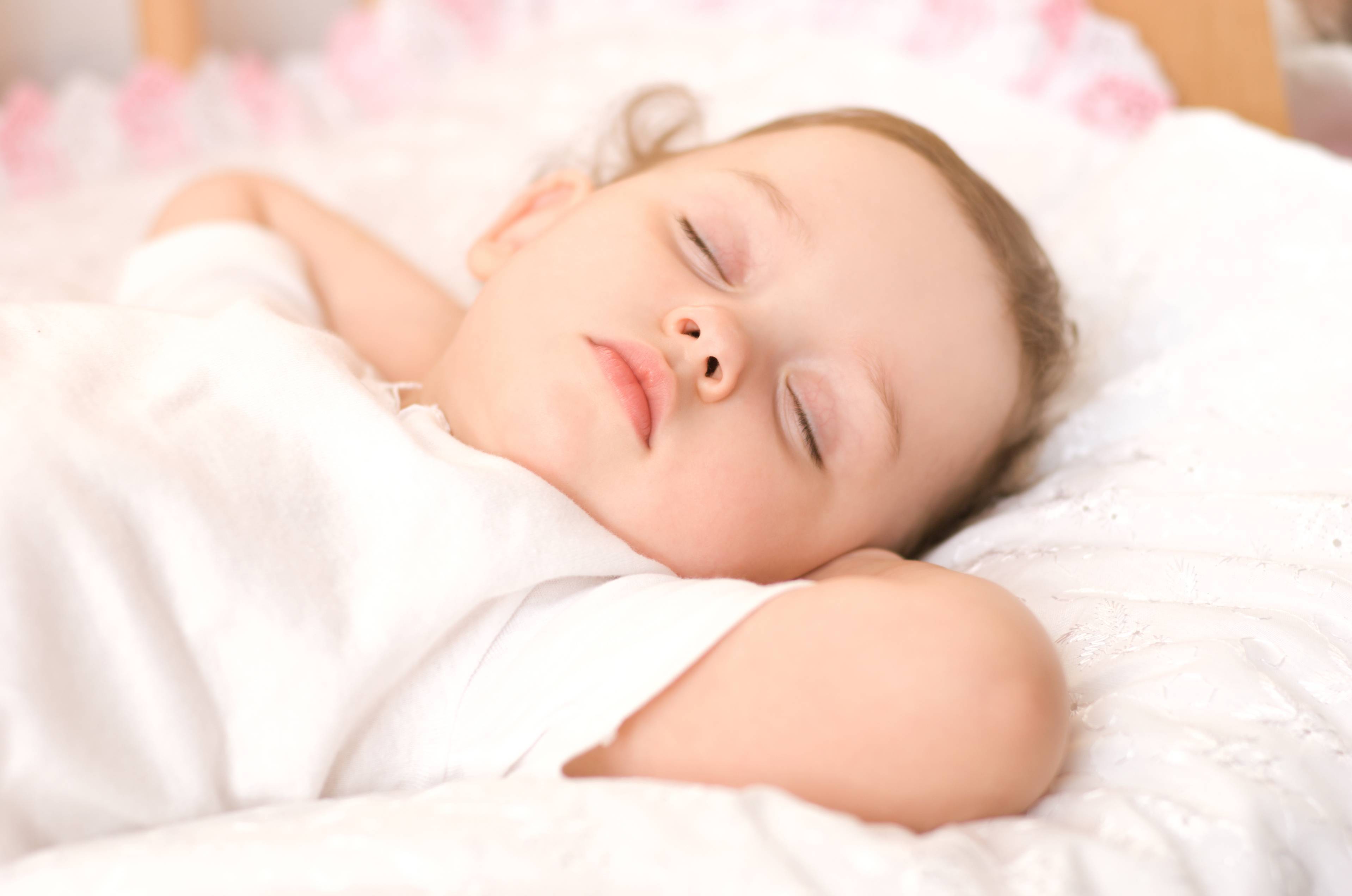 Почему новорожденный ребенок, грудничок спит с приоткрытыми или открытыми глазами: причины. что такое сомнамбулизм у детей, подростков и взрослых: причины и лечение