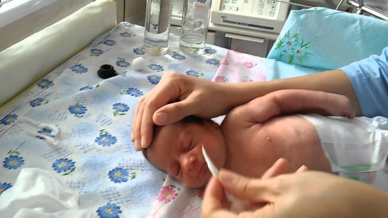 Как бережно почистить носик малышу при помощи аспиратора