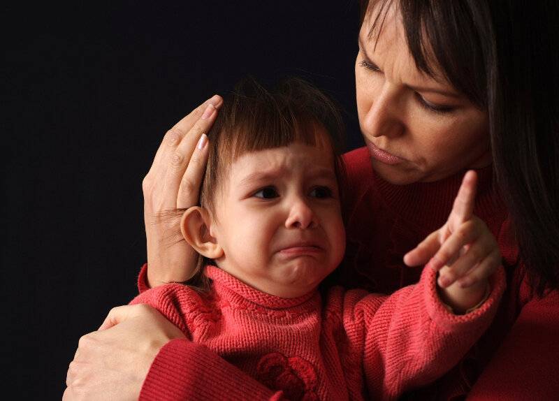 Почему ребенок может бояться других детей и как помочь ему справиться с фобией