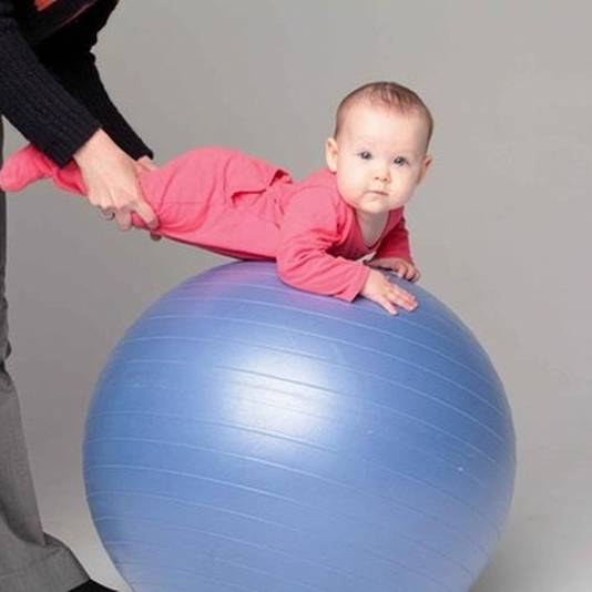 Фитбол для младенца: полезные упражнения для грудничка, список