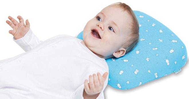 Нужна ли подушка для новорождённых в кроватку, как правильно выбрать изделие