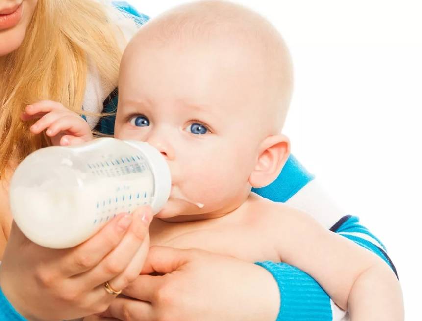 Почему ребенок отказывается от грудного молока и плачет, что делать