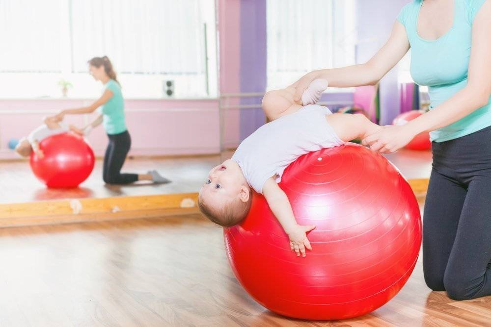 Фитбол для грудничков: упражнения для новорожденных в 1, 2, 3, 4, 5, 6, 7 месяцев, а также для 1 года