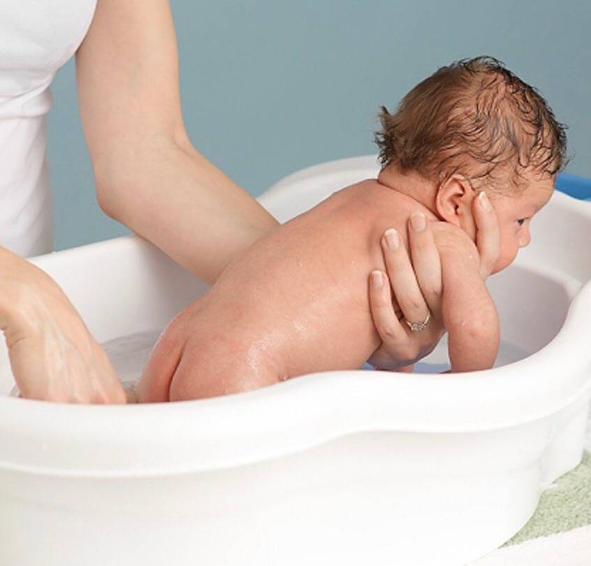 Особенности ухода за девочкой в первый месяц жизни: интимная гигиена и купание новорожденной малышки